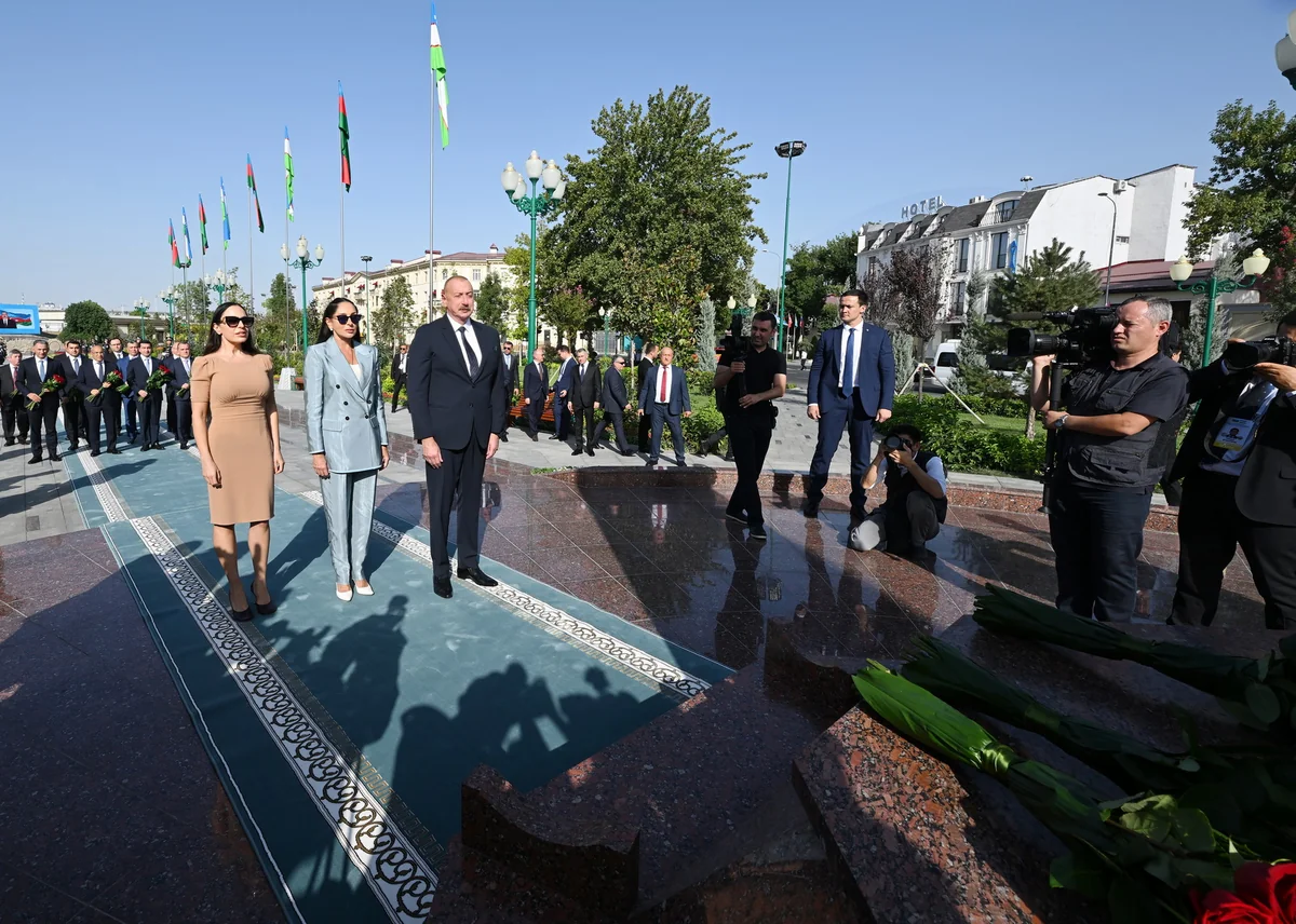 Prezident və birinci xanım Daşkənddə Ümummilli Liderin barelyefi önünə gül dəstələri qoyublar - YENİLƏNİB