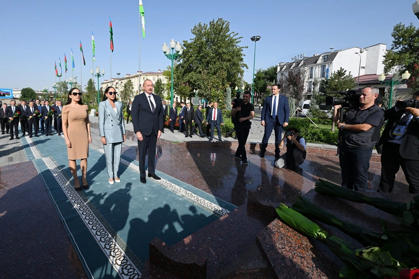 Prezident və birinci xanım Daşkənddə Ümummilli Liderin barelyefi önünə gül dəstələri qoyublar - YENİLƏNİB