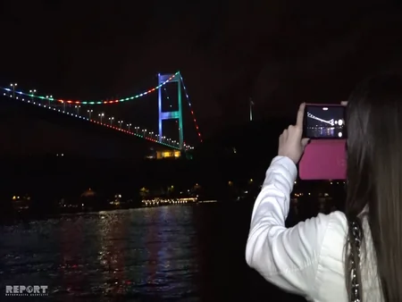 İstanbulun məşhur asma körpüsü Azərbaycan bayrağının rəngləri ilə işıqlanıb - FOTO - VİDEO