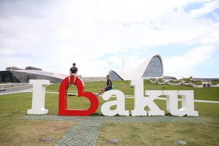 Formula 1 pilotları klassik avtomobillərlə yürüş ediblər