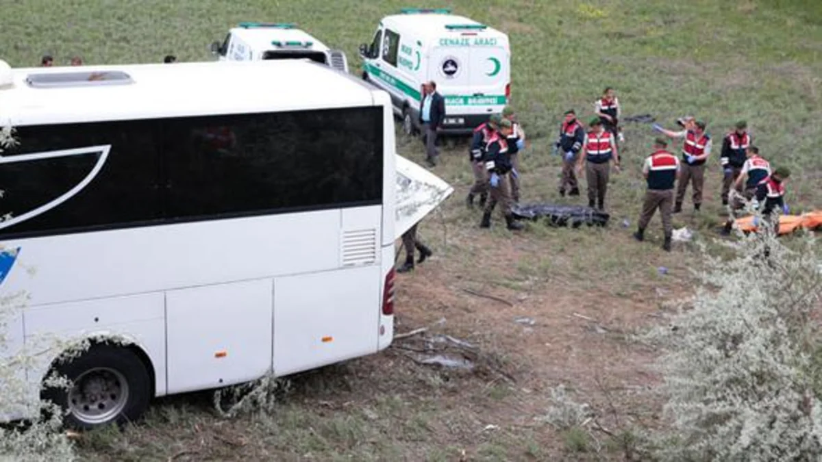 Türkiyədə sərnişin avtobusu qəzaya uğrayıb, 8 ölü, 32 yaralı var