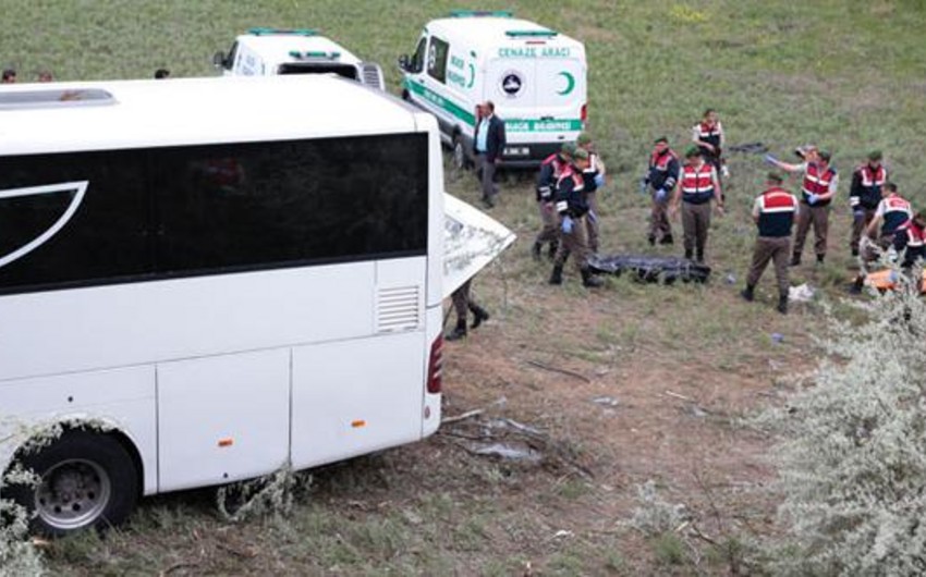 Türkiyədə sərnişin avtobusu qəzaya uğrayıb, 8 ölü, 32 yaralı var