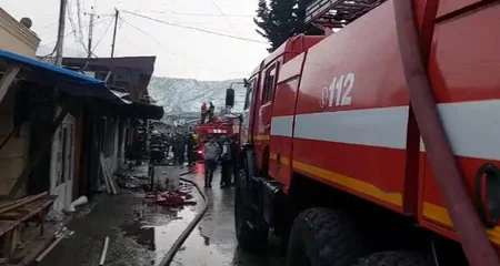 Şəmkirdə yanğın zamanı bir neçə mağaza və obyektə zərər dəyib - YENİLƏNİB-3