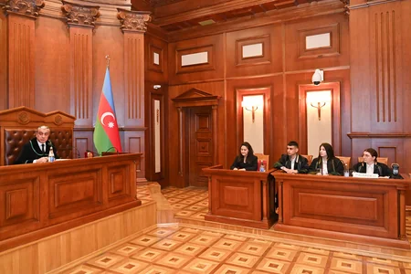 “Gənc Hüquq Müdafiəçiləri” səhnələşdirilmiş məhkəmə müsabiqəsinin final mərhələsi keçirilib