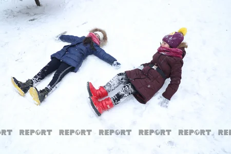 Qar ən çox uşaqları sevindirir... - VİDEO