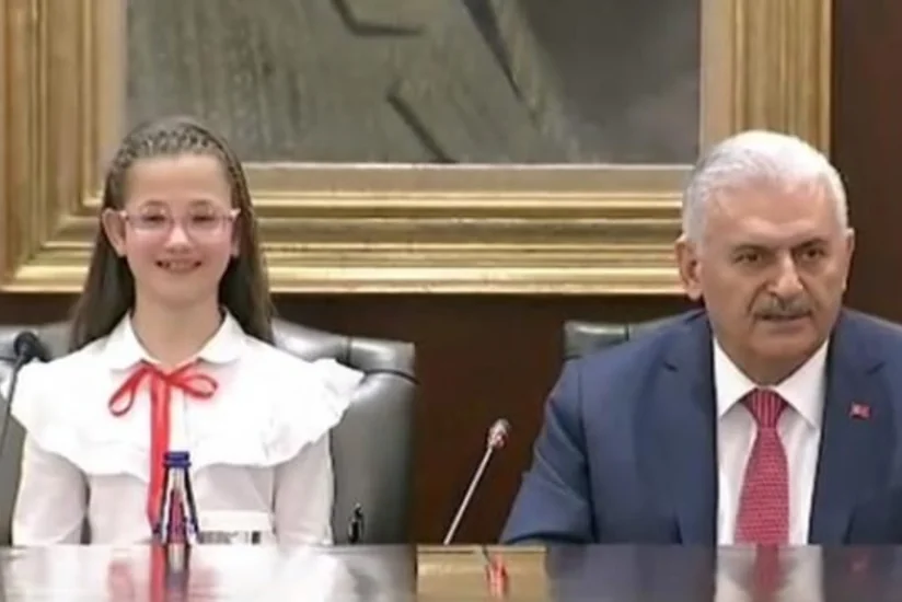 Türkiyənin baş naziri kreslosunu 11 yaşlı məktəbliyə “təhvil verib”