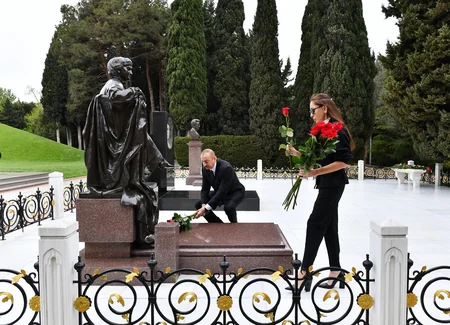 İlham Əliyev və Mehriban Əliyeva ulu öndər Heydər Əliyevin məzarını ziyarət ediblər