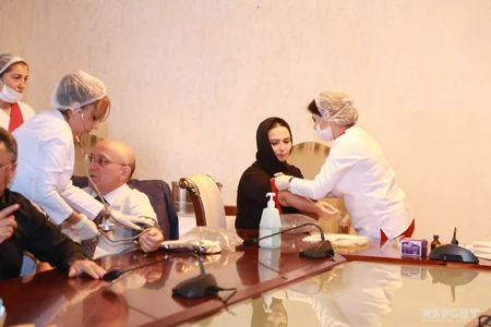 Allahşükür Paşazadə Aşura günü ilə bağlı qan verib - FOTO