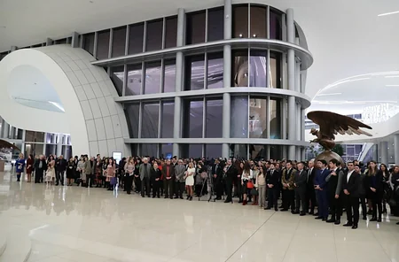 Leyla Əliyeva Heydər Əliyev Mərkəzində Aleksey Beqovun fərdi sərgisinin açılışında iştirak edib