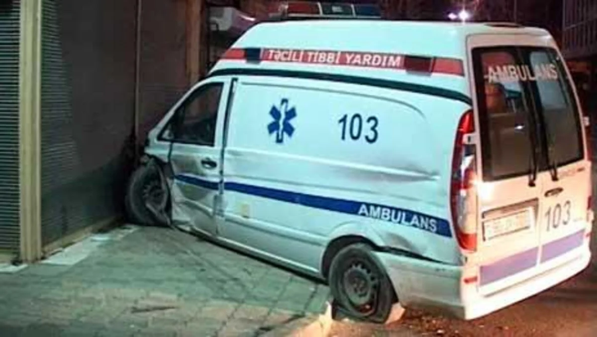 ​В Баку машина скорой помощи попала в ДТП