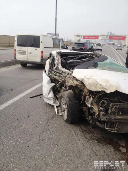 ​Bakıda Passat minik və yük avtomobilinə çırpılıb, yaralanan var - FOTO