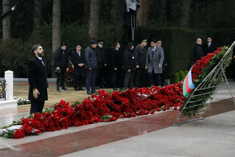 SOCAR-ın kollektivi Ulu Öndər Heydər Əliyevin məzarını ziyarət edib