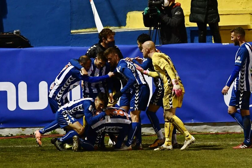 42 yaşlı qapıçı Real Madridi yendikləri oyunda rekorda imza atdı