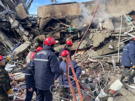 Сотрудники МЧС спасли из-под завалов в Кахраманмараше троих человек