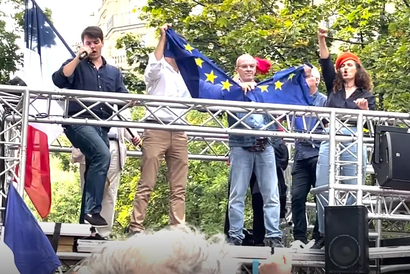 Митингующие в Париже разорвали флаг Евросоюза