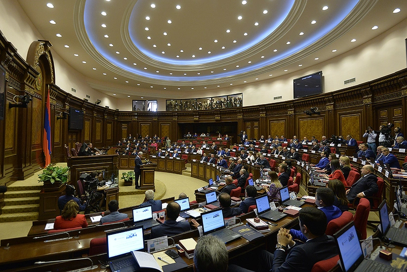 Ermənistanda daha bir deputat Paşinyanın parlament fraksiyasını tərk etdi