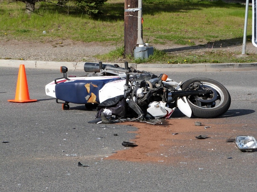 Bakıda avtomobillə motosiklet toqquşub, sürücülərdən biri ölüb