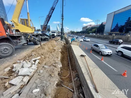 Bakının Heydər Əliyev prospektində qəza nəticəsində dağılmış divar bərpa edilir