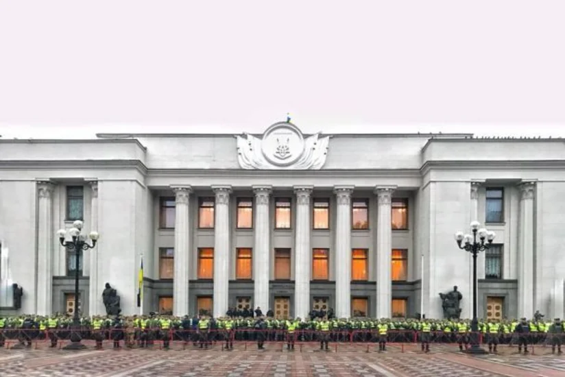 Вокруг здания Рады выставлено двойное оцепление, перекрыты ряд центральных улиц Киева