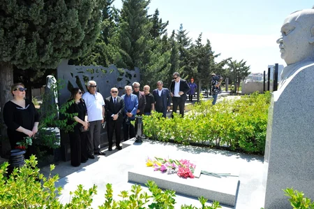Teatr kollektivi Siyavuş Aslanın və oğlunun məzarlarını ziyarət edib 