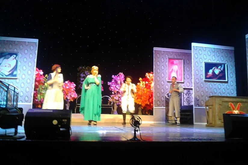 Rus Dram Teatrında Blisslər ailəsi eksentrik komediyasının premyerası olub