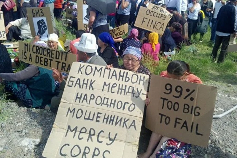 ​ABŞ-ın Bişkekdəki səfirliyinin binası qarşısında banka borc olanların etiraz aksiyası keçirilib