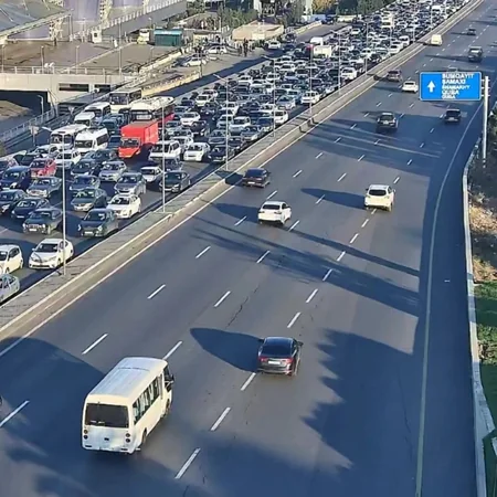 Bakının bir sıra yollarında nəqliyyatın sıxlığı müşahidə olunur