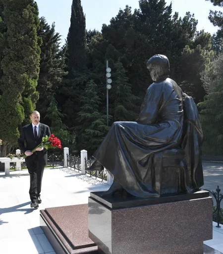 Azərbaycan Prezidenti Ümummilli Lider Heydər Əliyevin məzarını ziyarət edib