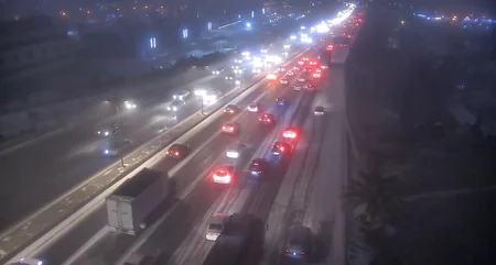 Bakıda qar yollarda tıxaca səbəb olub