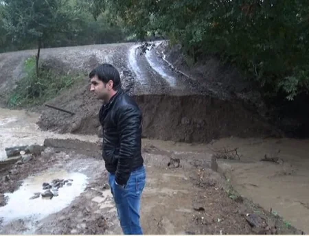 ​Cəlilabadda 2 körpünü sel suları yararsız hala salıb - FOTO