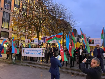 Avropa azərbaycanlıları Brüsseldə Prezident İlham Əliyevi qarşılamağa çıxıblar