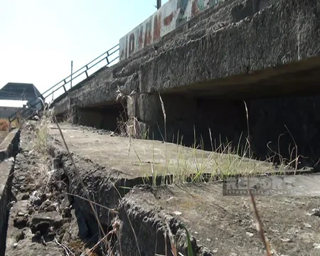 Ucarın mərkəzi stadionunda oturacaqlar dağılıb, yardımçı bina talan edilib