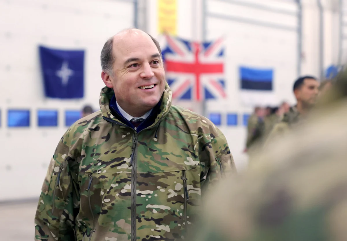 Britaniyanın müdafiə naziri əfqanlara ölkədən quru yolla getməyi təklif edib