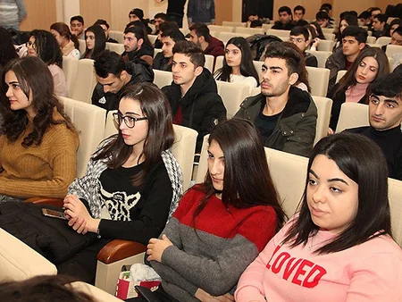Mahir Mədətov Avroliqanın finalı ilə əlaqədar tələbələrlə görüşüb