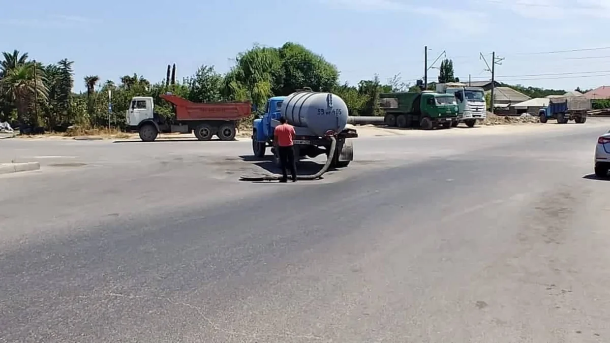 Maştağa şosesində kanalizasiya sularının kollektorlara tökülməsi yolun çökməsinə səbəb olur