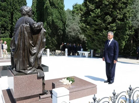 Rusiyanın müdafiə naziri Fəxri və Şəhidlər xiyabanlarını ziyarət edib
