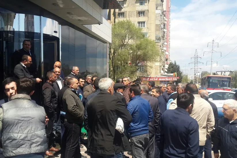 Bakıda bir qrup avtobus sürücüsü etiraz aksiyası keçirir - VİDEO