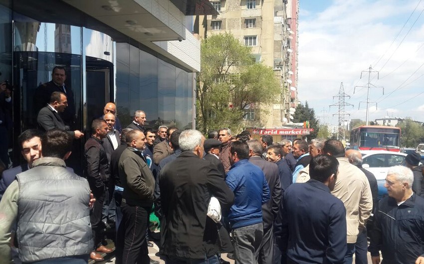 Bakıda bir qrup avtobus sürücüsü etiraz aksiyası keçirir - VİDEO