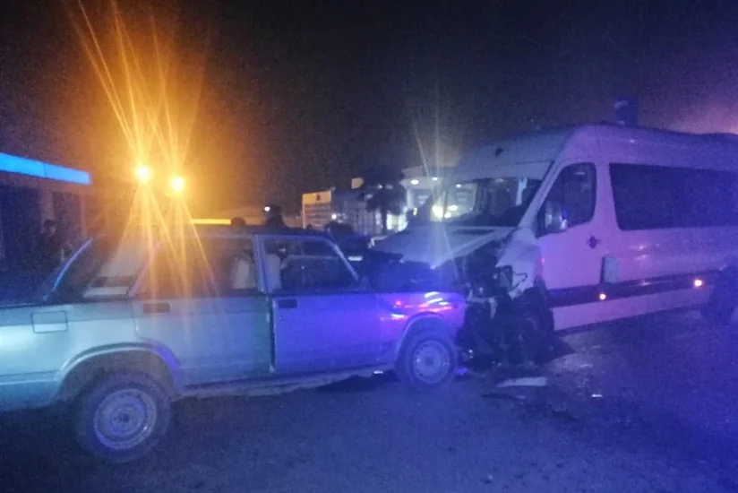 Lənkəranda mikroavtobusla minik avtomobili toqquşub, xəsarət alan var  - FOTO