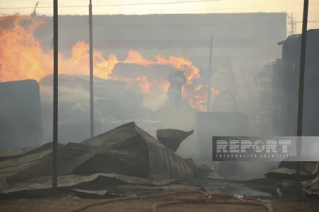 Bakıda inşaat materialları bazarındakı yanğının açıq alov mənbələri söndürülüb - YENİLƏNİB-7