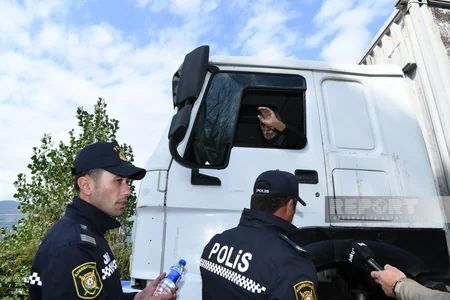 Azərbaycan polisi Qarabağın erməniəsilli sakinlərinə su paylayıb