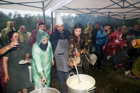 Leyla Əliyeva Üzüm və Şərab Festivalında təşkil edilən pavilyonlarla tanış olub - FOTO