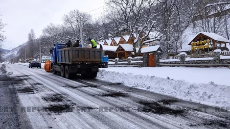 Qaxda buzlu yollara duz-qum səpilib