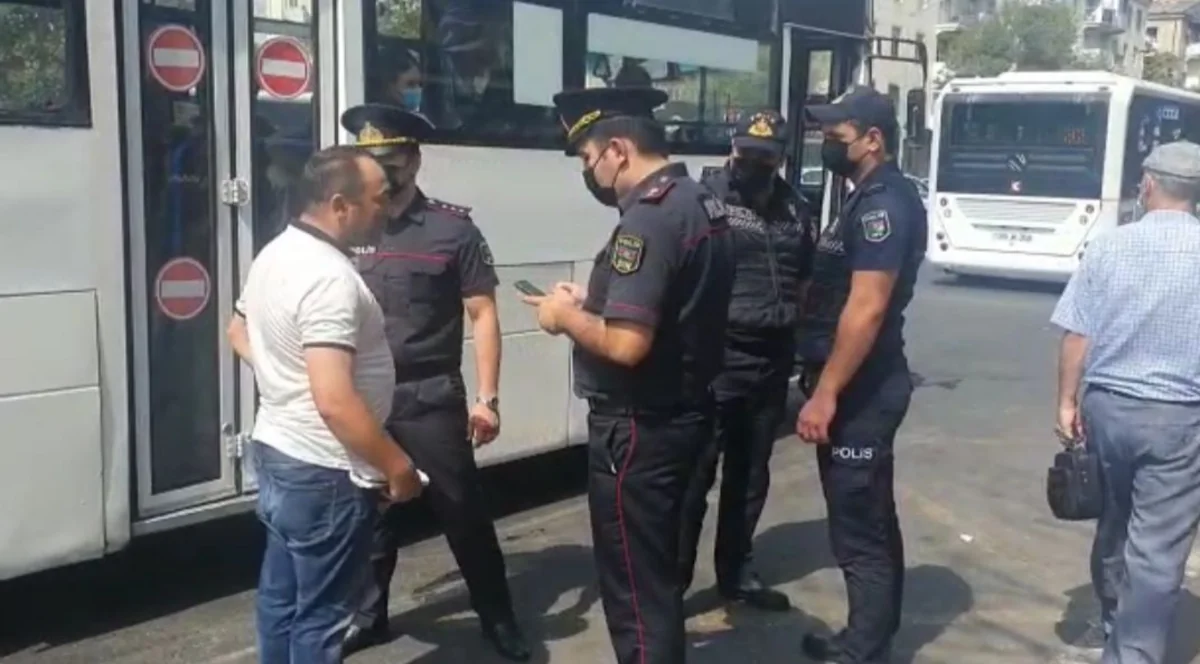 Polis ictimai nəqliyyatda kütləvi yoxlama-nəzarət tədbirləri keçirir
