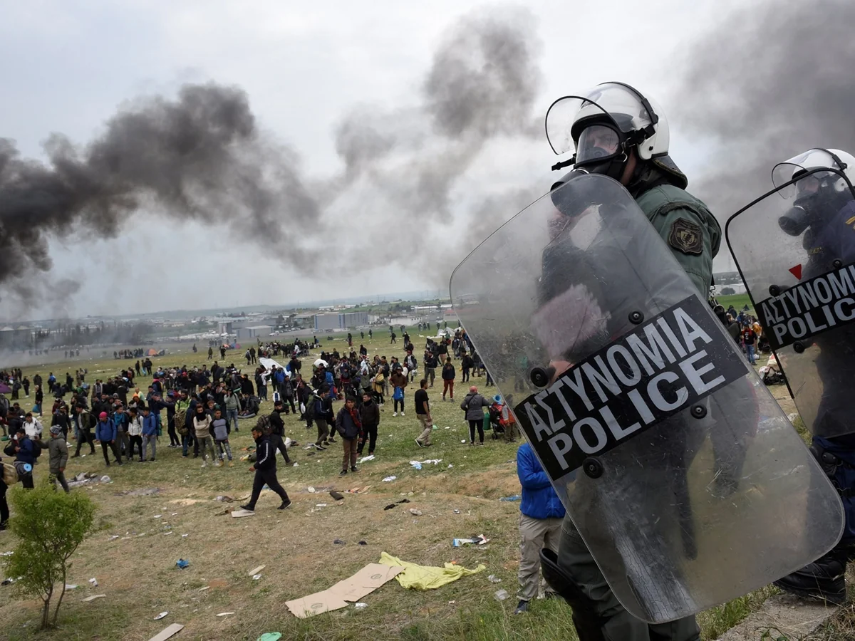 Yunanıstanda miqrantların aksiyasında polislə toqquşma baş verib