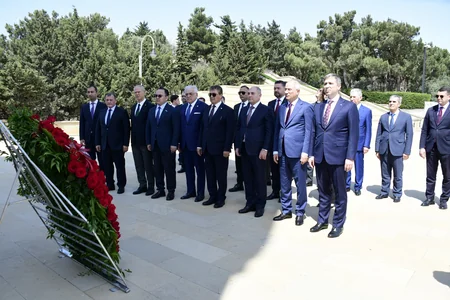 Şuşada keçiriləcək beynəlxalq konfrans iştirakçıları Heydər Əliyevin məzarını, Şəhidlər xiyabanını və “Türk şəhidliyi”ini ziyarət ediblər