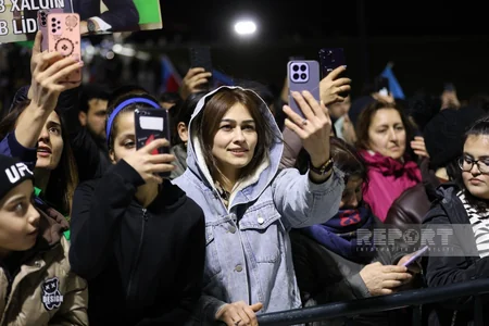 Bakıda Heydər Əliyev Mərkəzinin qarşısında xalq seçkinin ilkin nəticələrini izdihamla qeyd edir