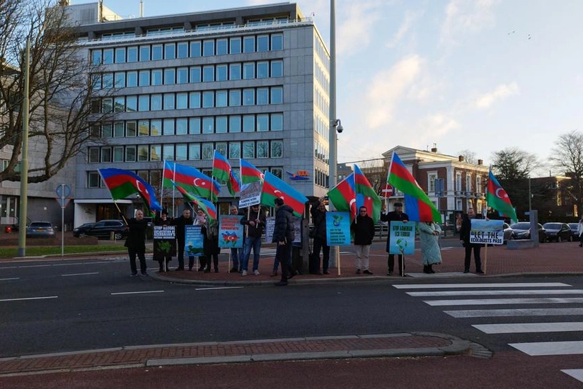 Активисты азербайджанской диаспоры проводят акцию перед Дворцом мира в Гааге