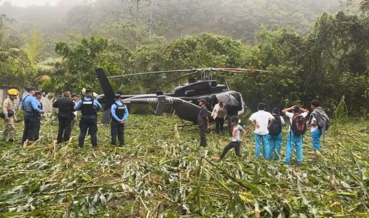 Göyərtəsində Honduras Prezidentinin olduğu helikopter cəngəlliyə təcili eniş edib