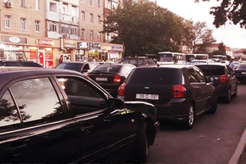 Bakıda avtomobil 17 yaşlı gənc qızı vurdu
